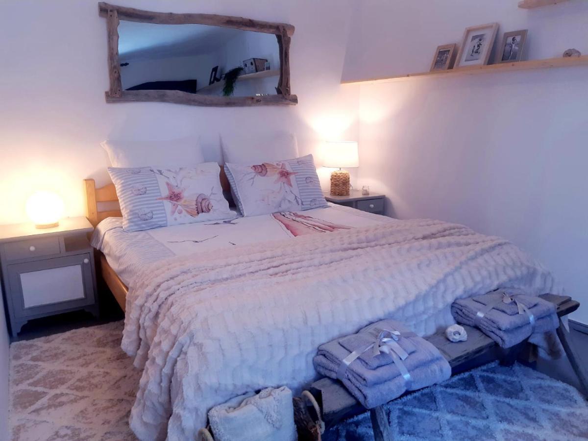 Casa Babica Guesthouse คอสติเนช ภายนอก รูปภาพ